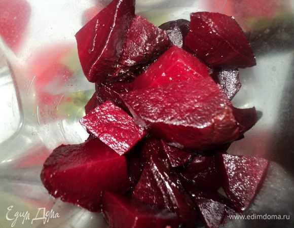 Свеклу остужаем,очищаем и нарезаем кусочками