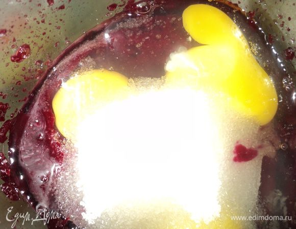 Измельчаем свеклу в блендере и добавляем к ней яйца,сахар,растительное масло и ванильный сахар