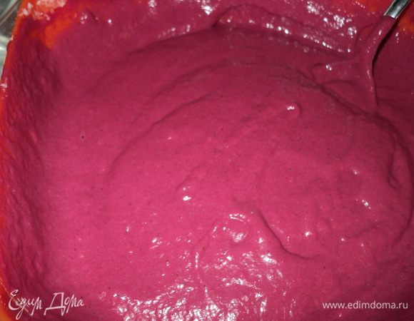 В свекольную массу постепенно добавляем муку.Замешиваем тесто без комочков.
