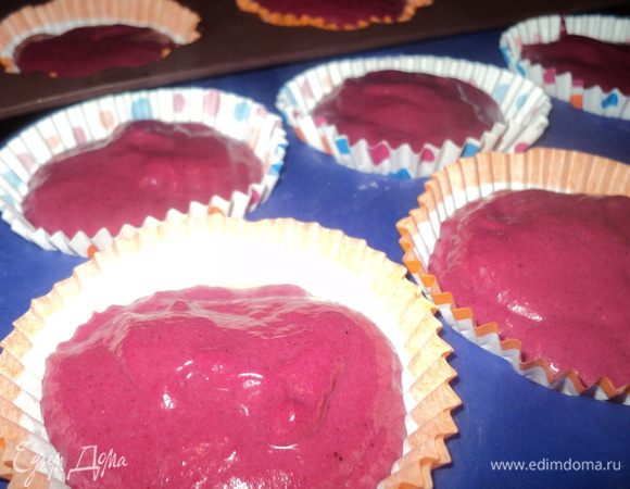 Выкладываем тесто в формочки для капкейков(примерно по 2ст.ложки),и ставим в духовку разогретую до 180градусов.Выпекаем 20-30 минут.Готовность капкейков проверяем деревянной лучинкой.