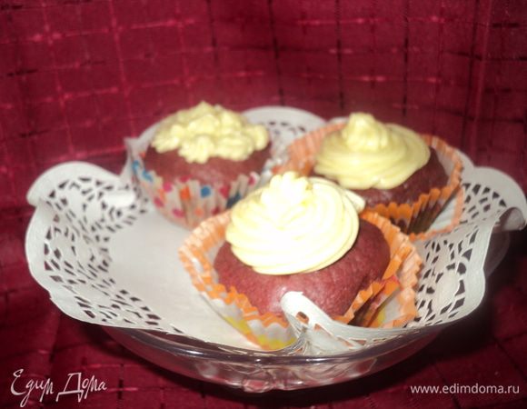 Тем временем,взбиваем масло с сахарной пудрой,цедрой апельсина и ванильным сахаром до пышности. Кремом украшаем остывшие капкейки.:) Отправляем их в холодильник на несколько часов,а лучше на ночь, для застывания крема.Можно угощаться:)