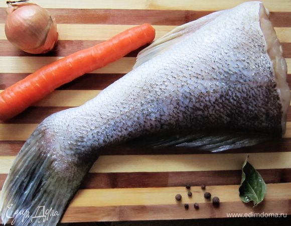 Промойте хорошо рыбу (мой судак был уже без головы). Подготовьте лук, морковь. (Полезно знать, что рыбу размораживают на воздухе или в холодной воде с температурой не выше +12°C из расчета 2 л на 1 кг рыбы). Для сокращения потерь минеральных веществ в воду рекомендуется добавлять соль из расчета 7–10 г на 1 л.