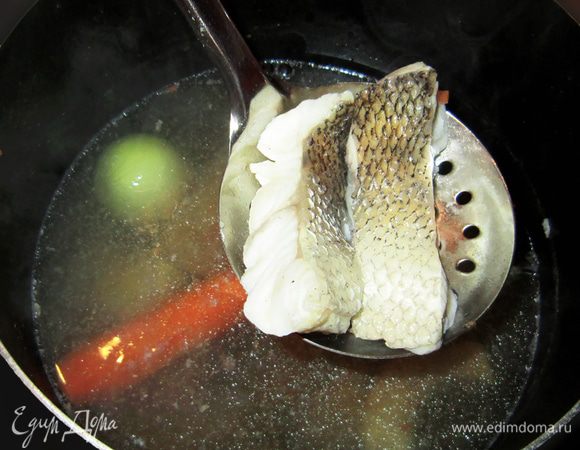 Кусочки судака аккуратно выньте на тарелку.