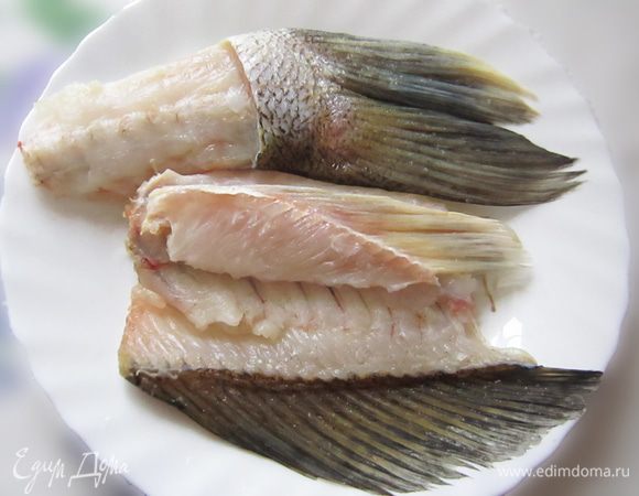 Хвост, плавники (если есть и голову) положите в кастрюлю, поварите в том же бульоне 20–30 минут.