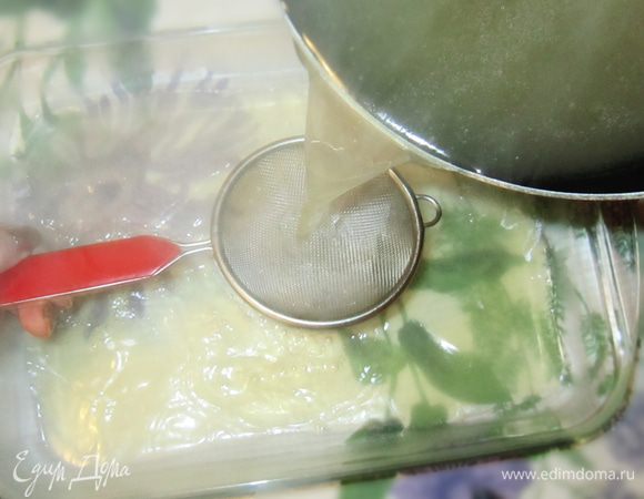 Бульон процедите, добавьте замоченный желатин. На дно формы вылейте немного бульона, поставьте в холод и дайте застыть.