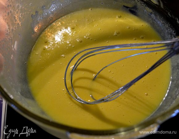 Приготовим бсиквитное тесто холодным способом:
К желткам добавить 4 стол.л. сахара и растирать добела, пока не исчезнут крупинки сахара. Масса должна увеличиться в объеме примерно в 3 раза.