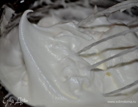 В другой посуде взбить холодные белки начиная с малой скорости и постепенно увеличивать. Посуда должна быть чистой, без следов жира. Иначе белки плохо будут взбиваться. Добавить немного соли. А затем оставшийся сахар.
Как белки увеличатся в объеме и не будут выливаться из посуды, взбивание прекратить.