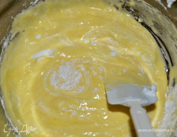 К растертым желткам добавить 1/3 часть взбитых белков, осторожно перемешать, и помешивая, всыпать муку и крахмал. После чего добавить остальные белки. Перемешать. Можно добавить в тесто какао.