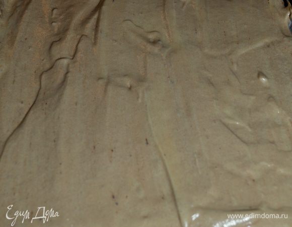 Вылить тонким слоем на приготовленный противень с пергаментной, промасленной бумагой. Разровнять лопаткой. Выпекать 15-20 мин. при тем-ре 190 гр.