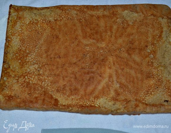 Приготовить тонкое полотенце, обсыпать сахаром /я обсыпаю сахарной пудрой/.
Готовый бисквит перевернуть на полотенце и тут же свернуть рулетом, дать остыть.