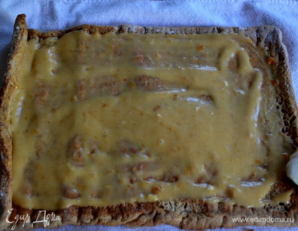 Размягченное сливочное масло или творог, сливочный сыр растереть до однородной массы. Отдельно взбить джем, влив в него коньяк. Соединить джем со сливочным маслом или творогом и продолжать взбивать до получения пышной массы.
Рулет развернуть и смазать приготовленным кремом. Оставляя края не смазанными.