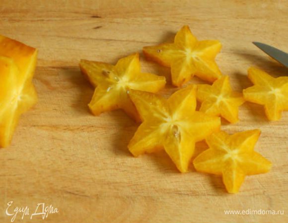  Затем нужно обрезать карамболу с двух концов,  удалить коричневые верхушки рёбер , используя острый нож. Нарезать её ломтиками и удалить семена.