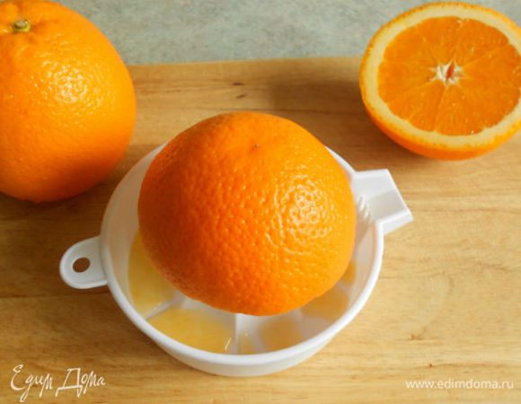 Из апельсинов выжать  сок, влить его через сито в кастрюлю, добавить сахар и размешать до полного растворения. 