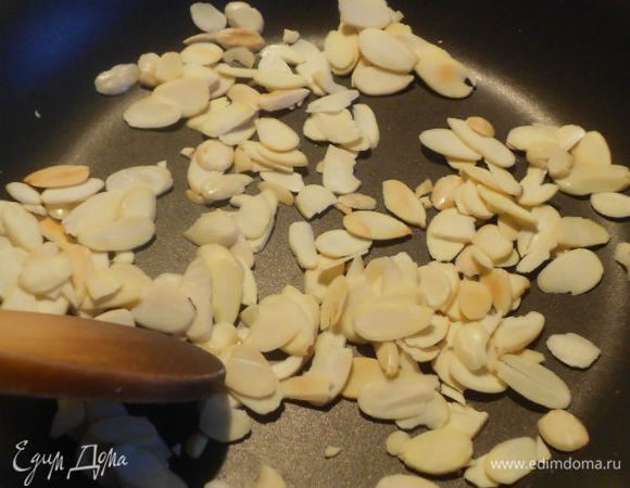Лепестки миндаля слегка обжарить на сухой сковороде.