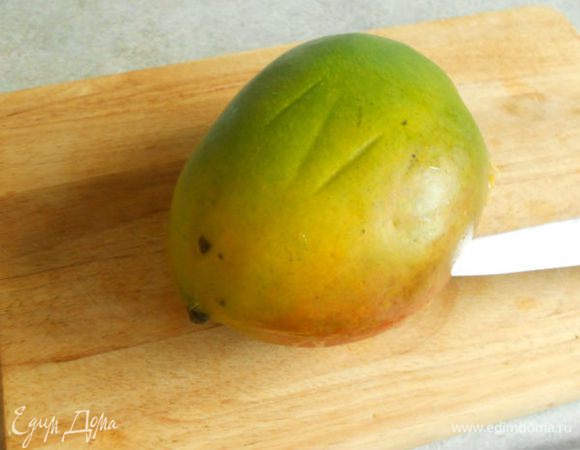  Манго разрезать пополам, удалить косточку,