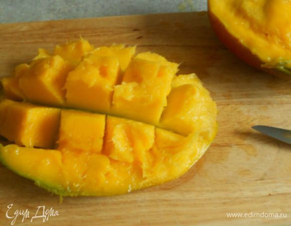 мякоть нарезать кубиками и снять ножом с кожицы.( У меня оказался слишком спелый плод.)