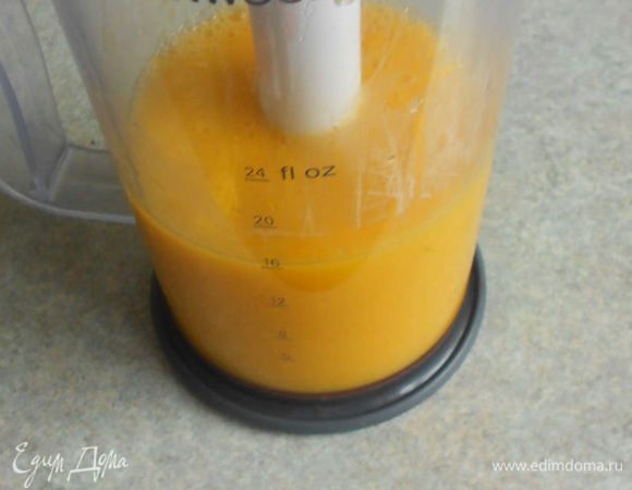 Поместить манго и теплую смесь сока в блендер и  хорошо взбить до пюре.