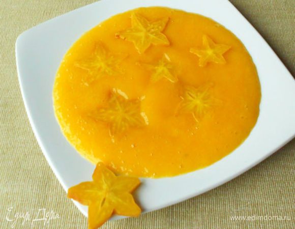 Вылить 1/4 часть пюре на тарелку и аккуратно перемещая её, распределить пюре равномерно. Четверть подготовленных звёзд карамболы положить на пюре