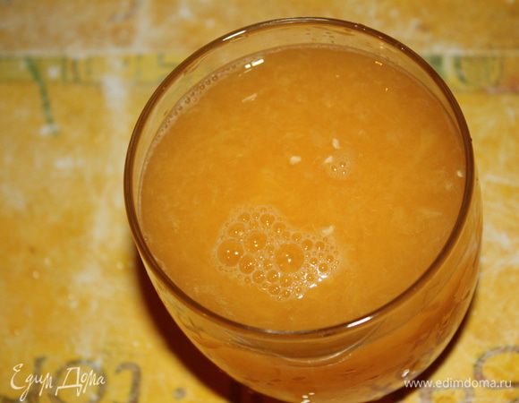 Натираем цедру и выжимаем сок у апельсинов.