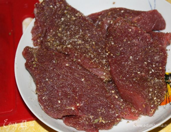 мясо натираем солью,перцем и приправой,какую любите (можете не натирать)