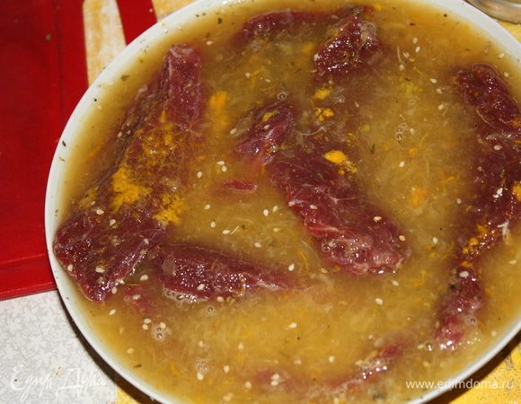 Посыпаем мясо цедрой,заливаем соком и ставим в холодильник на 2-3 часа.