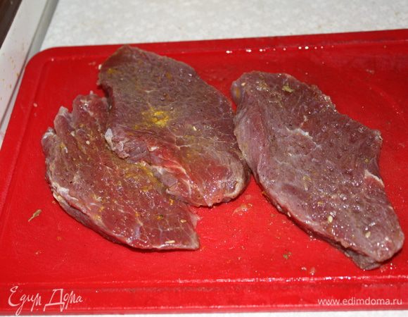 Через 2-3 часа достаем мясо,отбиваем его хорошенько....