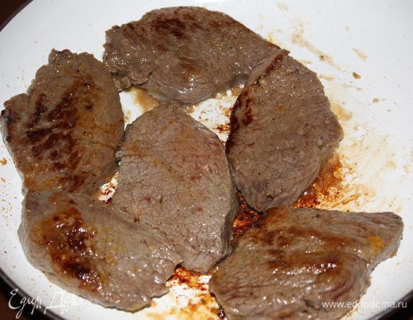и выкладываем на хорошо разогретую сковороду. Обжариваем на растительном масле до появления золотистой корочки.