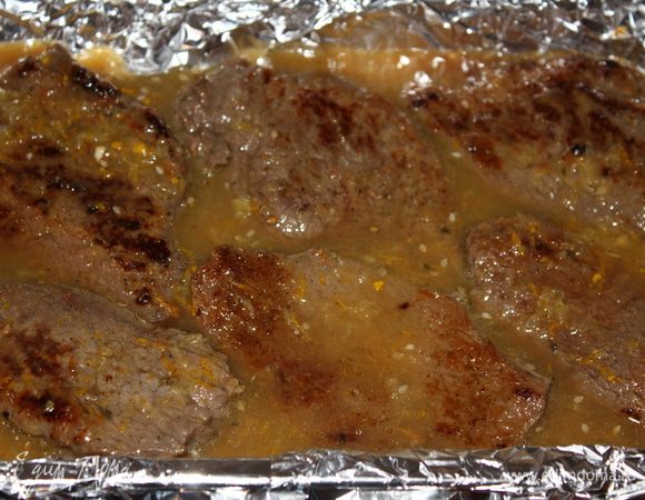 Выкладываем в форму,заливаем оставшимся маринадом-соком и ставим в разогретую до 200 градусов духовку на 20-25 минут.Мне хватило 20 минут.