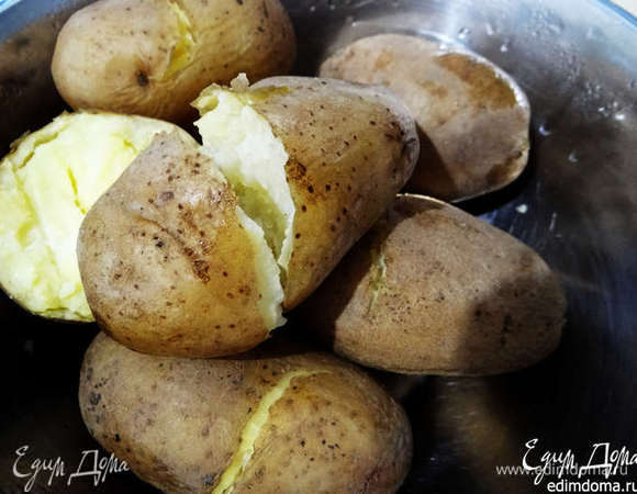 Картофель сварить в мундире до готовности, остудить.