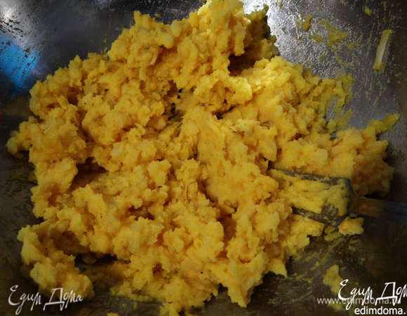 Очистить, натереть на терке. Добавить одно яйцо, соль, перец. Тщательно перемешать 