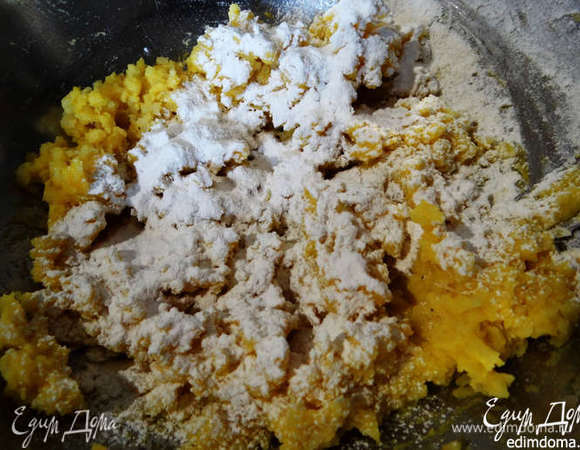 Добавить к картофельной массе муку, вымешать тесто. 