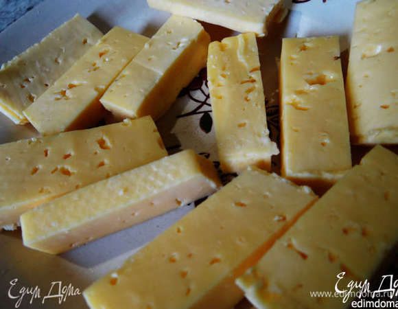 Твердый сыр нарезать брусочками.
