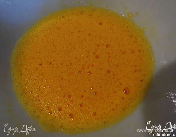 Яйцо взбить с солью. 