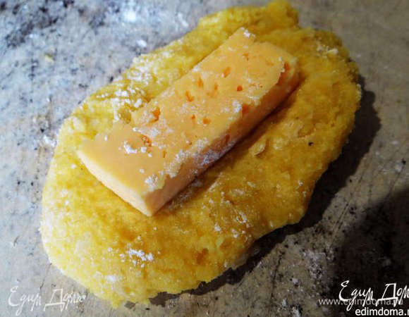 Сформировать из картофельного теста лепешку, положить в середину брусочек сыра и придать форму "палочки". 