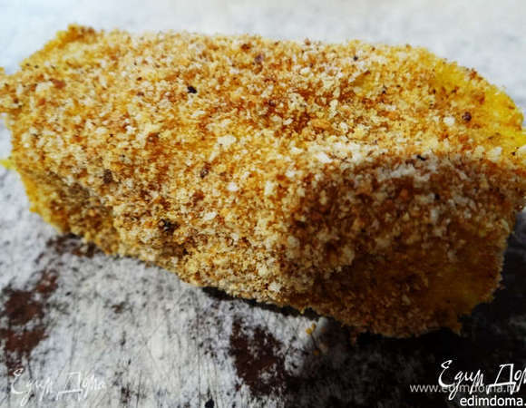 "Палочку" окунуть в яйцо, затем обкатать в сухарях. Процедуру можно повторить 2-3 раза (для достижения более плотной корочки), но я этого не делала. 