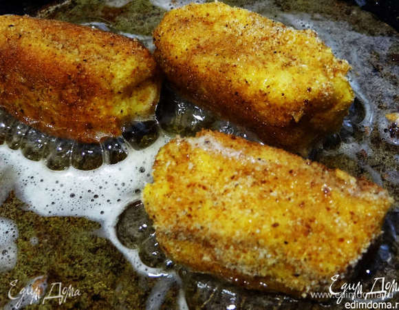 Обжарить палочки до золотистого цвета с 4-х сторон на сковороде с добавлением растительного масла.
