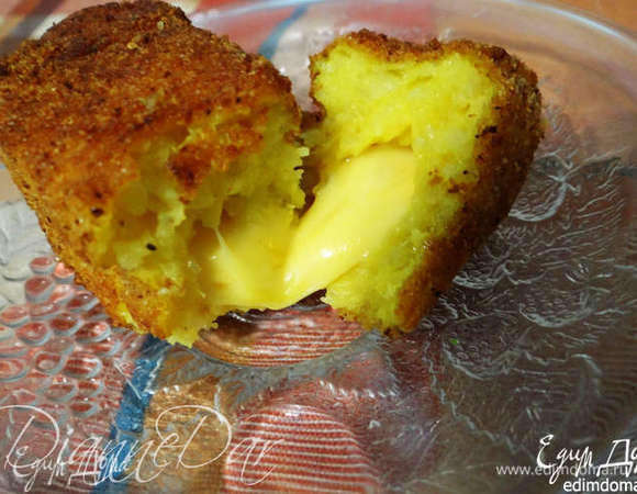 Подавать картофельные палочки с вашим любимым соусом. Папе очень понравилось кушать их со сметаной. Они могут быть горячей или даже холодной закуской, а также их можно подавать в качестве гарнира.
