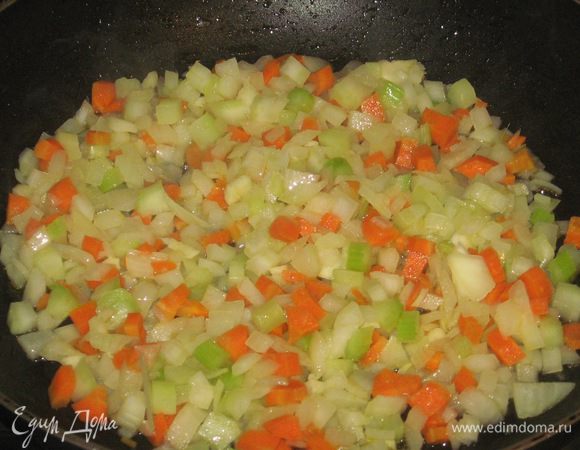 Лук,морковь,сельдерей, базилик -  мелко порубить.Чеснок раздавить плоской стороной ножа и мелко нарезать.Разогреть в глубокой сковороде  оливковое масло и слегка обжарить чеснок,лук,морковь,сельдерей.