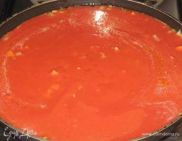 Добавить томатную пасту,базилик,сахар,соль и тушить под крышкой на слабом огне 40 минут.