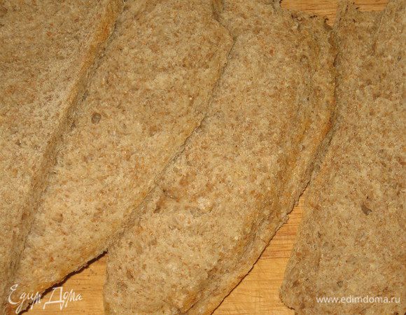 У хлеба образать корку. Моцареллу крупно нарезать.