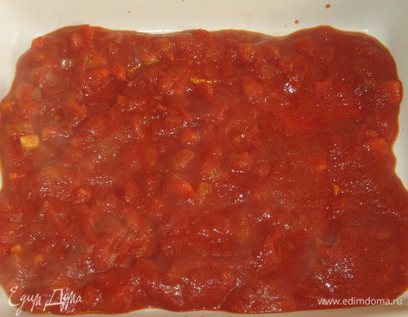 В форму для запекания выложить слой томатного соуса......