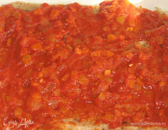 слой томатного соуса....