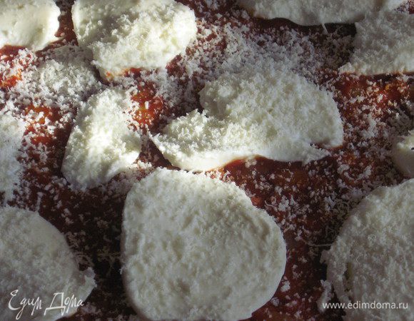 слой моцареллы. Посыпать тёртым пармезаном.Слои повторить.