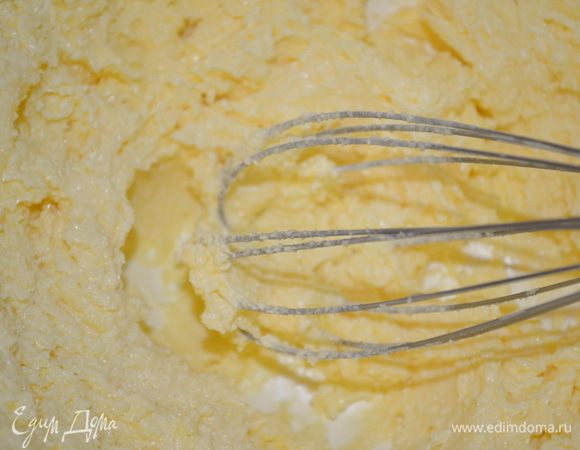 Сливочное масло взбить вместе с сахаром в пышную светлую массу. 