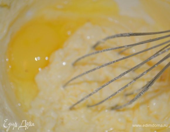 продолжая взбивать на низкой скорости вводим по 1 яйцу...и кефир