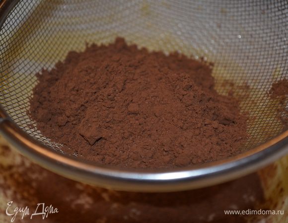 просеиваем в эту миску какао...
