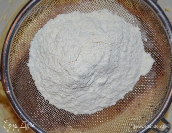 просеиваем муку с разрыхлителем