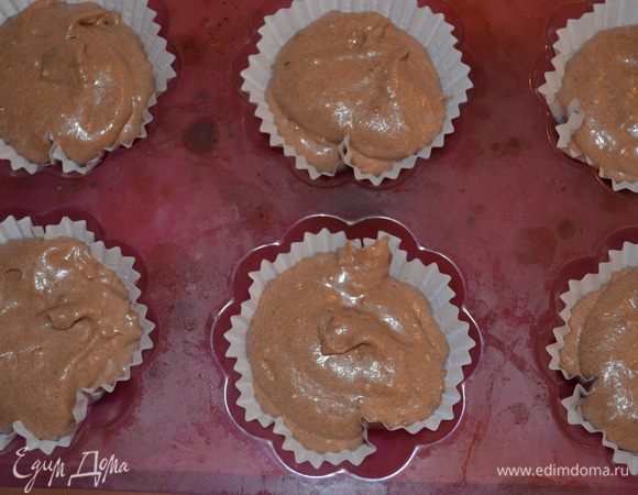 тесто раскладываем на 3/4 формочек. Я выложила их спец. бумажками ,но это не обязательно. Кексы прекрасно выпекаются и просто в обычных формах. 