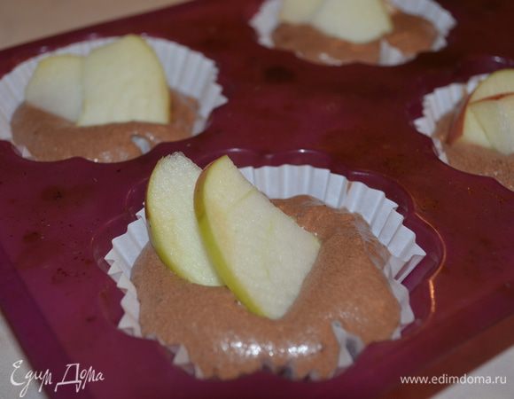 укладываем их на тесто, можно воткнуть на половину. Выпекаем 25-30 минут при 190 градусах. 