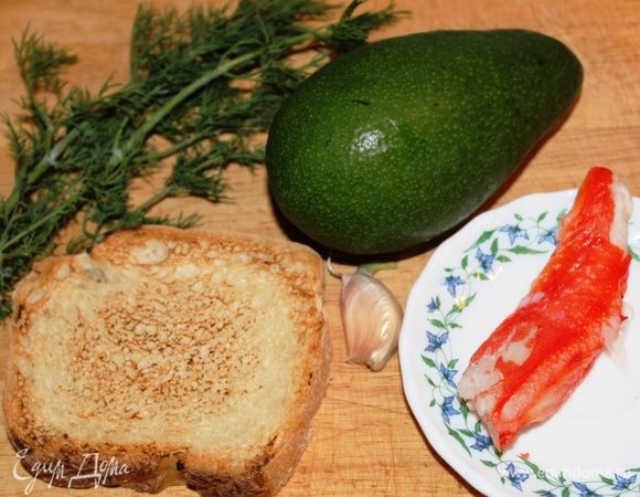 Хлеб подсушить в духовке до образования румяной корочки.